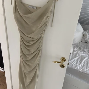 Midiklänning - Jättefin glittrig klänning från Moa Mattsons kollektion med nakd. Endast använd en gång och myxket bra skick. Hör av er vid frågor💗