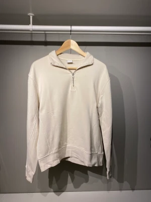 Beige Halfzip - Trendig och snygg halfzip tröja från Zara! Den är lite använd men bra skick, 8/10!  Skriv vid minsta intresse och kolla gärna in mina andra annonser!!