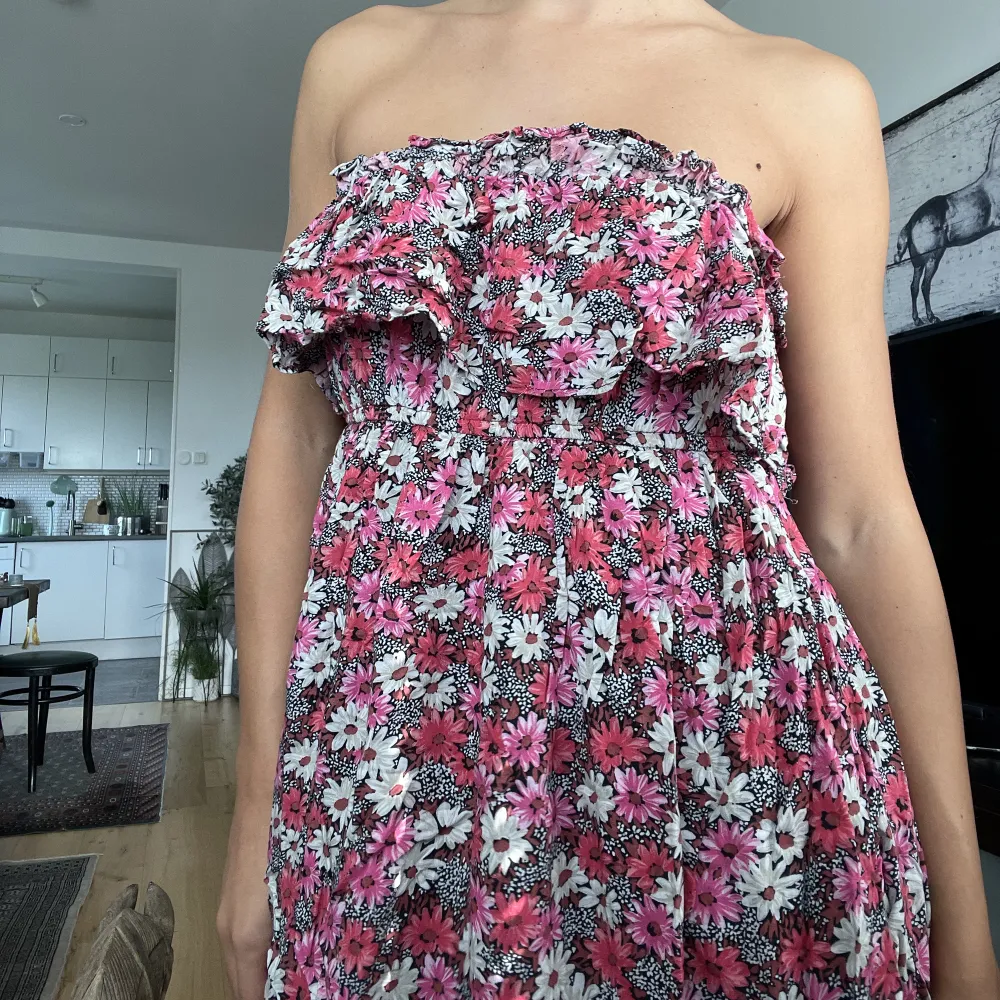 Jättefin klänning med blommigt mönster🌸 Står storlek L men passar bra på mig som brukar ha S, den har stretch. Jättefint skick. Klänningar.