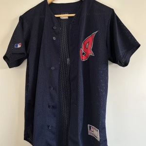 Baseballtröja - Marinblå Cleveland Indians-baseballtröja i fint skick. Kan skicka fler bilder. Skriv vid intresse!⚡️ Frakt tillkommer 📦 