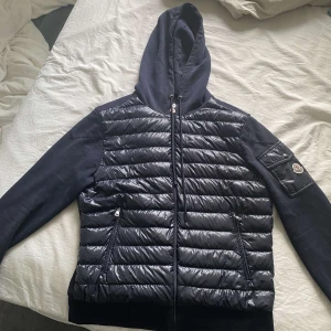 Moncler cardigan - Jag hjälper min bror att sälja hans äkta moncler cardigan. Köpt i present i juni från nordiska kompaniet. Strl L skriv för flrr bilder eller äktihets bevis!