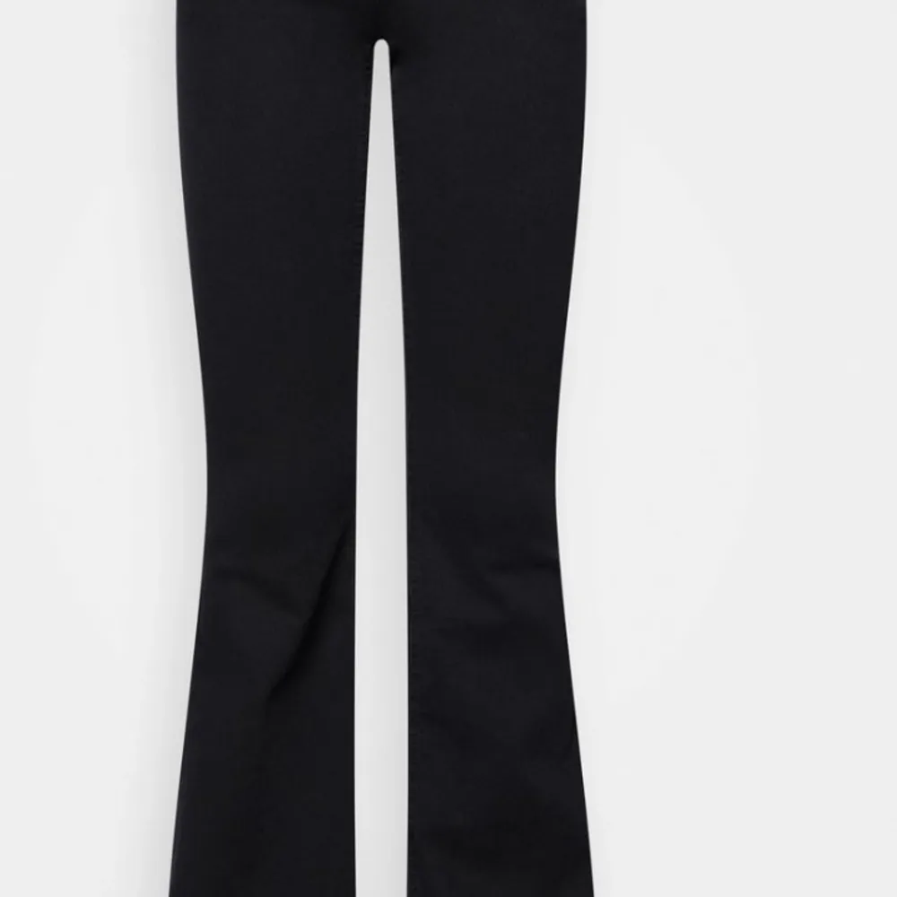 Säljer dessa skitsnygga only jeans då dem är för korta för mig (jag är ca 168). Dem är lite skrynkliga på tredje bilden men det syns inte på som ni kan se på första bilden😘💕💕. Jeans & Byxor.