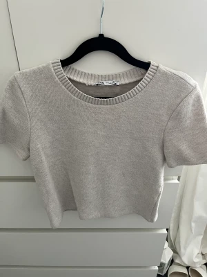 Zara topp - Säljer denna beiga Zara toppen! Strl S, använd men fortfarande fint skick💞  Köparen står för frakt💗