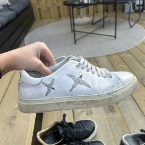 Axel arigato skor - Säljer dessa ganska slitna axel arigato skor. Ganska använda, där av priset. 🫶🏽 Köp direkt 500