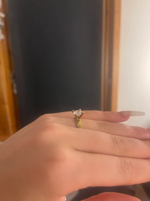 Guld pladerad ring - Jättesnygg äkta ring, säljer för att den inte kommer till användning, inga tecken på använing, har använt 2-3ggr, kommer från en lite butik på smögen, köpt för 599kr