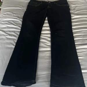 Low waisted jeans från guess i storlek 27