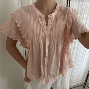 Blus  - Supersöt blus 🌸 Storlek M men passar mig som brukar ha XS. Frakt tillkommer! 