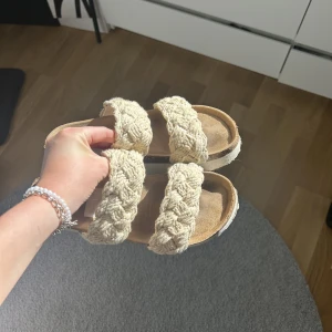 Sandaler  - Superfina och endast använda fåtal gånger denna sommaren💗väldigt bekväma tofflor/sandaler men kommer tyvärr inte till användning.  storlek 39