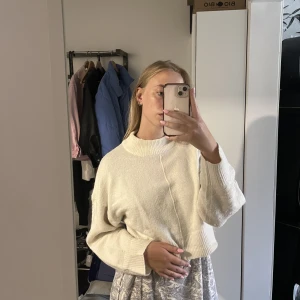 Vit stickad tröja  - Vit tröja med lite högre krage XS men passar mig som är en S/M också 