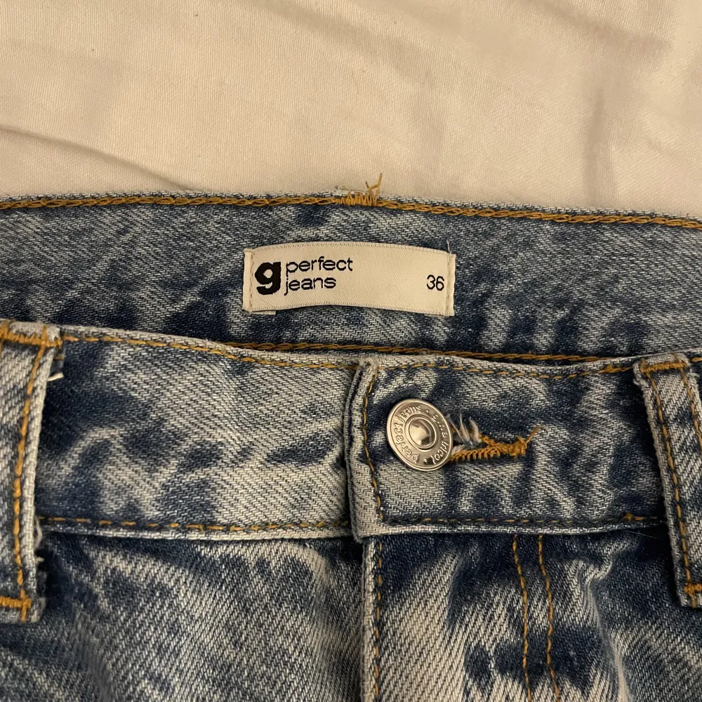 Low waist jeans från Gina tricot, säljer dom då dom är för stora för mig, i fint skick😊. Jeans & Byxor.