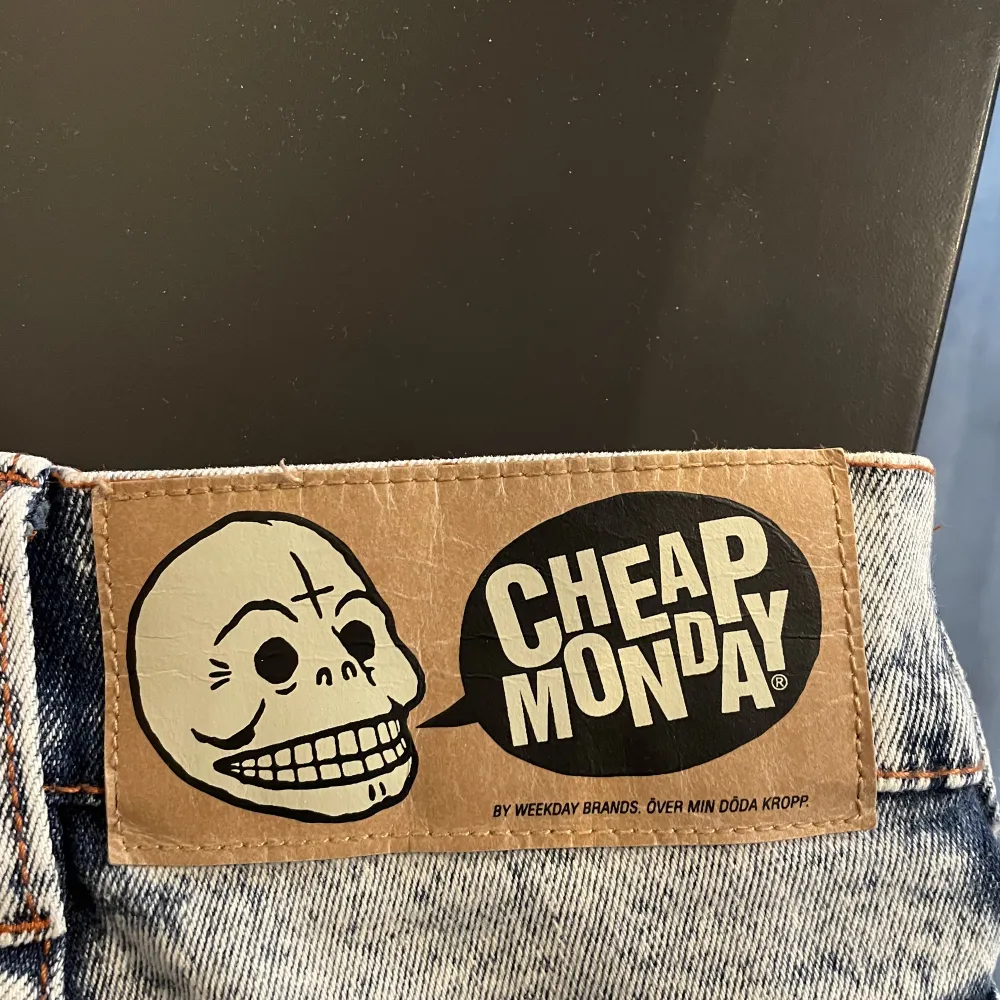 Ljusblåa jeans från Cheap Monday. Midjemått 24, längd 32. Sparsamt använda, fint skick.. Jeans & Byxor.