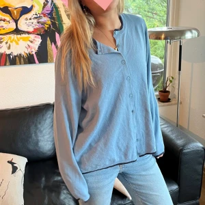 Kofta - Blå kofta med knappar och mörkblå detaljer💙