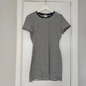 Tshirtklänning  - Snygg randig tshirtklänning från h&m i bra skick. Bra längd på mig som är 167 cm men passar nog även någon kortare