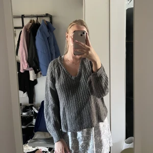 Grå tröja  - Grå v ringad tröja från lager 157