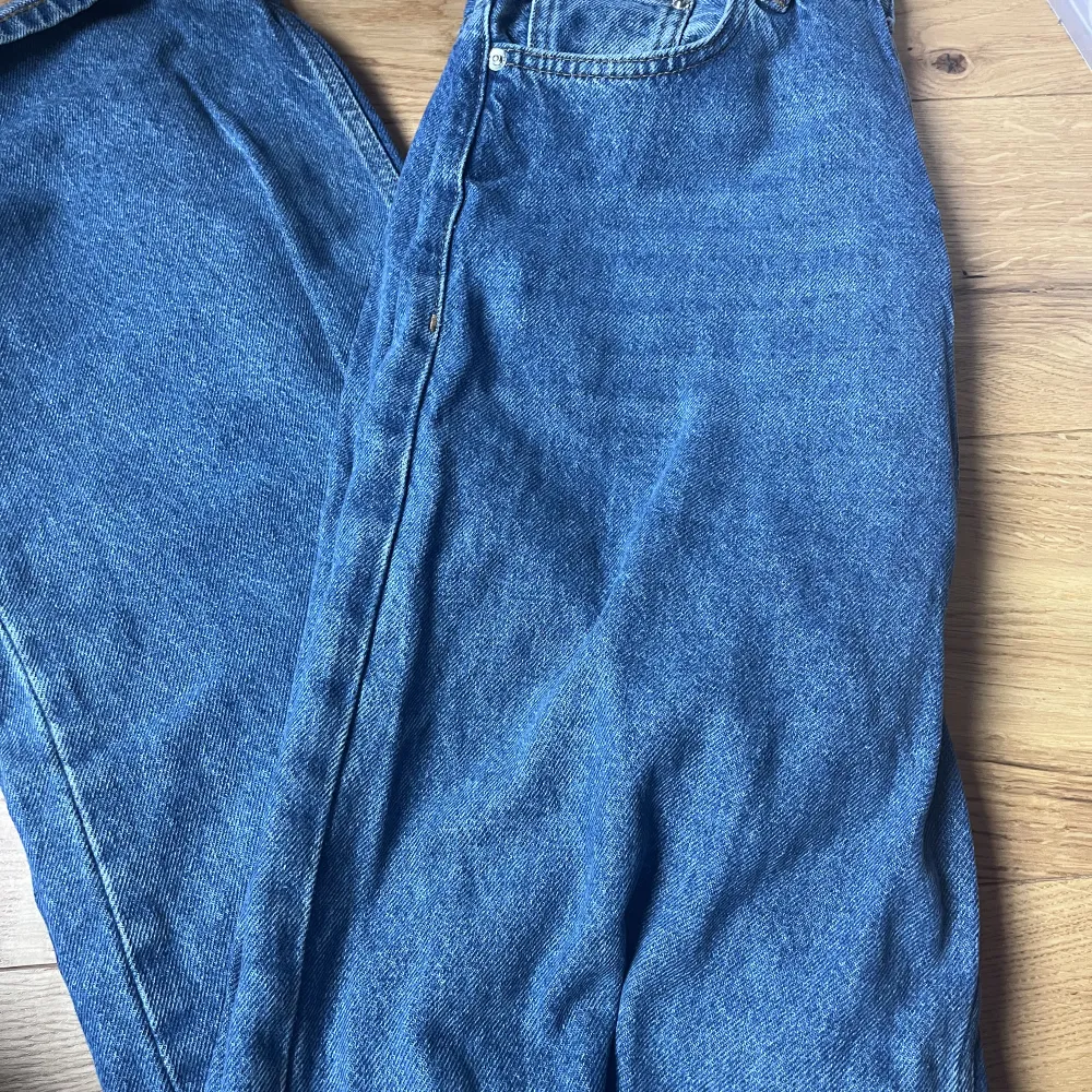 Jättesnygga jeans från junkyard dom är väldigt baggy och har andvänds sparsamt,inga defekter  Köpta för 600. Jeans & Byxor.