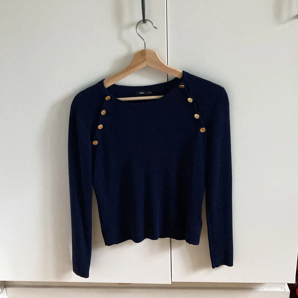 Jättefin mörkblå tröja från Filippa K, säljer pga att den är för liten! Aldrig använd och i mycket bra skick😌. Toppar.
