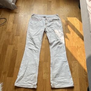  Vita flared True Religion byxor - Det är broderi på bakfickan, dom sitter as bra på mig, dom är lågmidjade, jag köpte den på vintern men den är ren. Jag kan tvätta den en gång till innan jag fraktar den om det önskas!