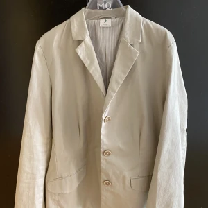 Kavaj - Säljer denna oanvända kappa för att den aldrig kommit till användning, kontakta för mer info 😊