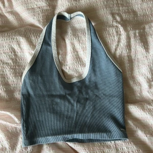 Blåvit halterneck - Blåvit halterneck som tyvärr är förstor för mig, Storleken är L men borde nog passa M. Toppen är från pull&bear. 