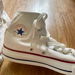  Säljer knappt använda vita CONVERSE CHUCK TAYLOR ALL STAR HI storlek 36 i mycket fint skick. Nypris 800 kr. 