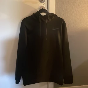 Nike Hoodie - Säljer nu min Nike hoodie då jag aldrig använder den längre, den är använd lite men skicket är ändå 10/10 och är som ny. Skriv privat för frågor om tröjan.👍🏼