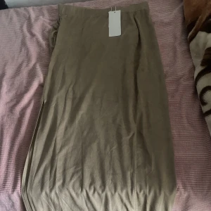 Lågmidjade kjol  - Säljer denna lågmodmidajde kol i färgen beige, den har en slits och är otroligt bekväm! Som ni ser så är inte materialet i vanligt silke utan den är typ mjuk 