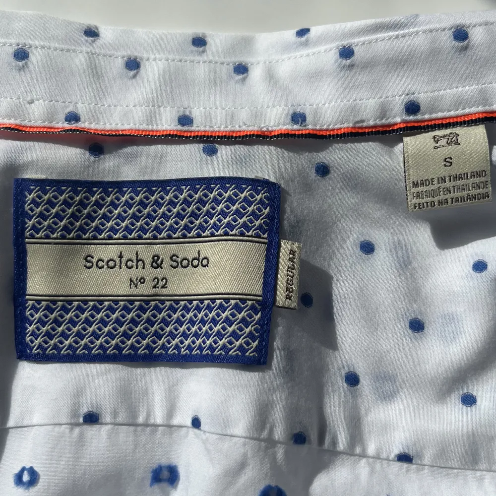 Supersnygg vitblå finskjorta från nederländska Scotch & Soda, i nyskick! Nypris ca 850 kr. Storlek S, men modellen brukar bära M och det passar fint! Skriv till mig vid frågor eller om du vill se fler bilder🫶🏻. Paidat.