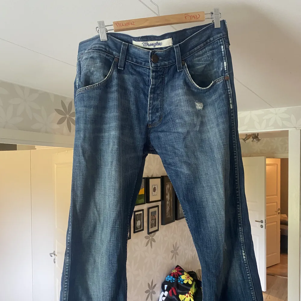 Jeans från Wrangler! . Jeans & Byxor.