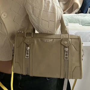 Zadig väska - Säljer denna sjukt snygga och unika zadig väska som jag köpte i London i julas. Absolut inga defekter och ser helt ny ut! Ord pris är 5000kr!❤️ Skriv för intresse Elr funderingar❤️❤️