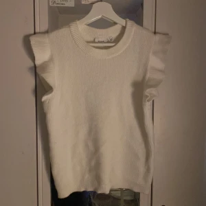 Vila tröja  - Säljer denna vila tröja som är super fin och aldrig andvänd, prislappen finns även kvar nypris: 299,95kr