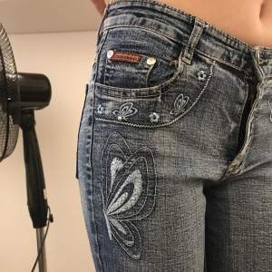 Lågmidjade bootcut jeans som är lite jobbig i dragkedjan då men järna åker ner ibland💋aldrig använd