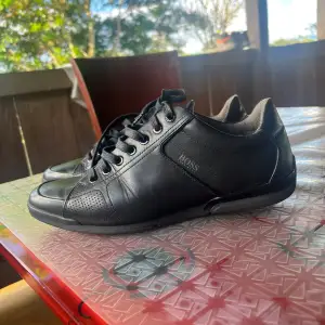 Ett par classiska svarta Hugo boss skor som är perfekta att ha till speciella tillfällen. Skorna är helt nya de är endast testade, de är dessutom äkta!