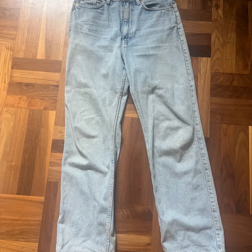 Jeans från weekday i modell rowe   W 28      L 30 . Jeans & Byxor.