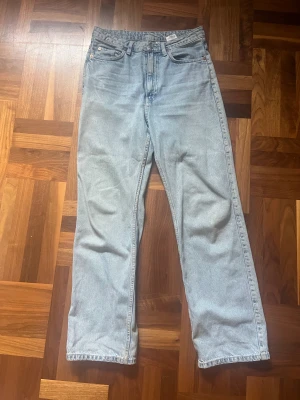 Jeans weekday  - Jeans från weekday i modell rowe   W 28      L 30 