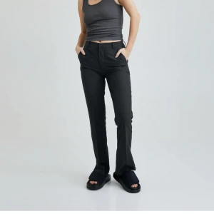 Vilma kostymbyxor  - Jättesnygga kostymbyxor från bikbok i bra skick🤍