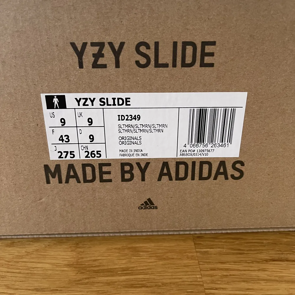 Helt nya Yeezy Slide Slate Marine i storlek 43.  Köptes på CONFIRMED appen vid release.  Säljes då dom var för stora för mig.  Hämtats i Örnsköldsvik eller skickas på köparens bekostnad! 1100kr. Skor.