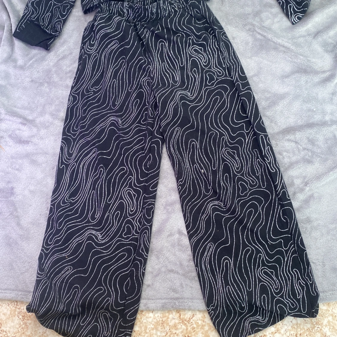 Silvrig & svart tröja och byxor - 91