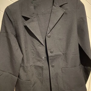 Svart kavaj - En kavaj du kan ha på dig överallt.