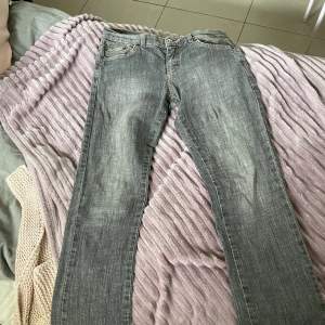 Säljer ett par lågmidjade straight jeans som är gråa. Har inte använt dem. Säljer då jag inte har någon användning av dem. Köpte dem här på plick innan. Skicka för mer information eller bilder.💗