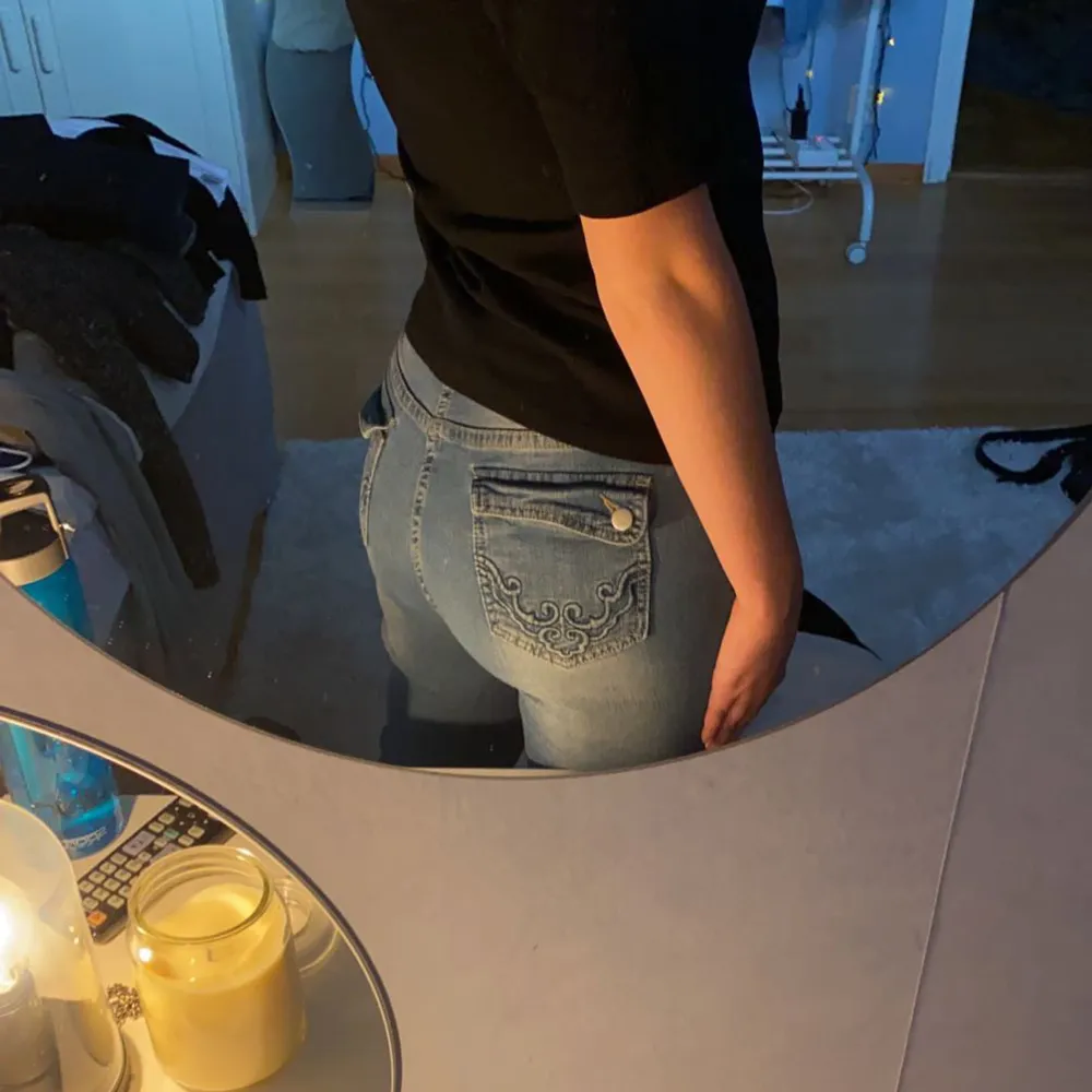 Superfina bootcut jeans med detaljer på bakfickorna! Stretchiga och as sköna säljer eftersom jag aldrig hittar tillfälle att använda dem:/ . Jeans & Byxor.