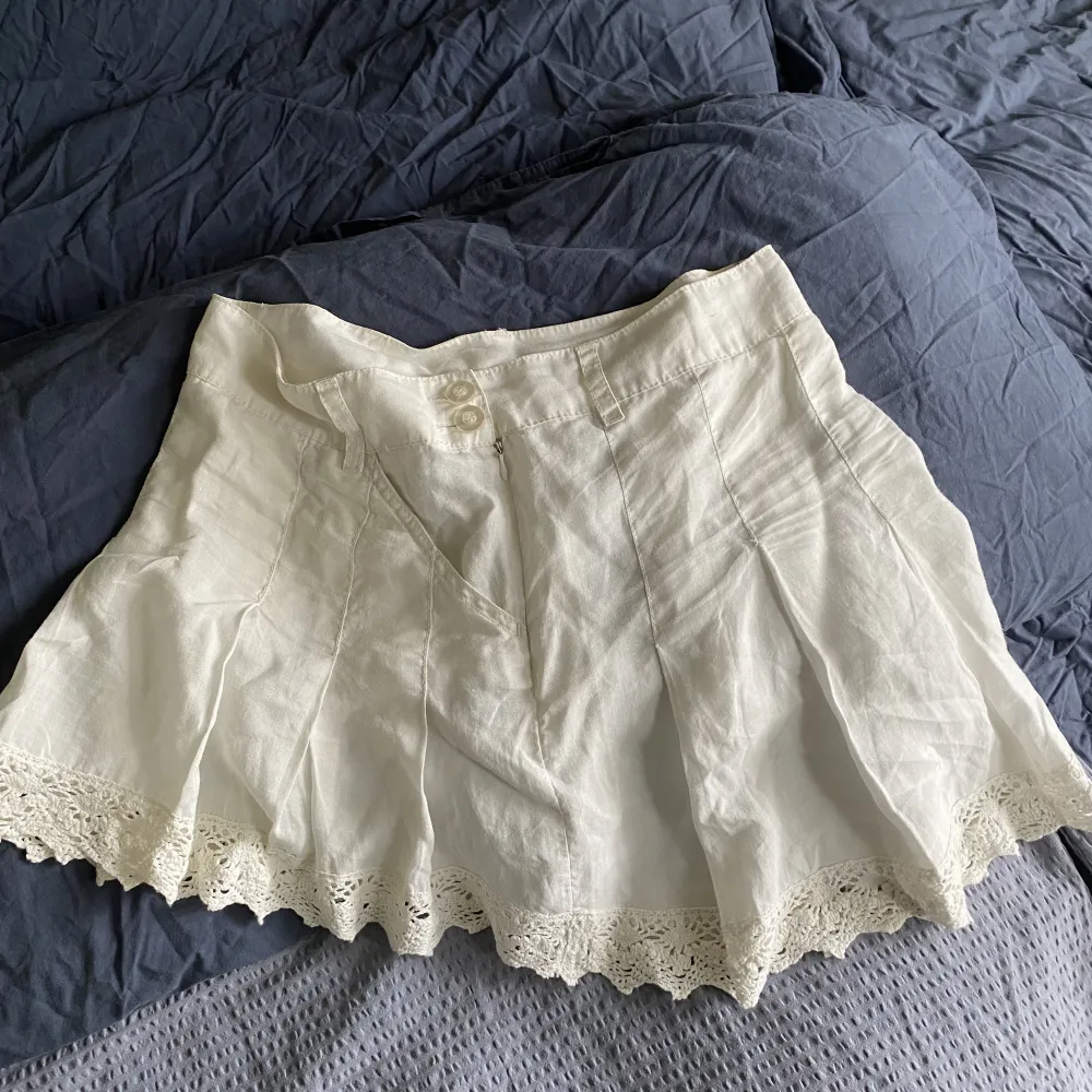 Jättesöt assymetrisk kjol i linneliknande material med spetskant från guess! Skulle säga att den passar en S/M om man vill ha den lågmidjad! Pris är diskuterbart!!. Kjolar.