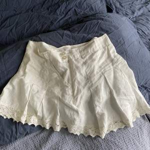 Jättesöt assymetrisk kjol i linneliknande material med spetskant från guess! Skulle säga att den passar en S/M om man vill ha den lågmidjad! Pris är diskuterbart!!
