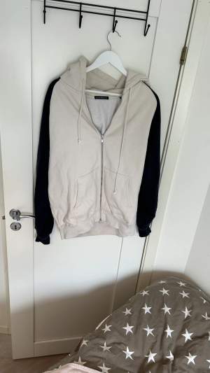 Brandy Melville zip up Hoodie, tröjan e vit/beige med marinblåa ärmar. Säljer för att den inte kommit till någon användning på ett långt tag, den är fortfarande i väldigt bra skick å den är helt utan fläckar eller hål.💕