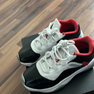 Air jordans - Ganska annvända skor men har bara använts inomhus.