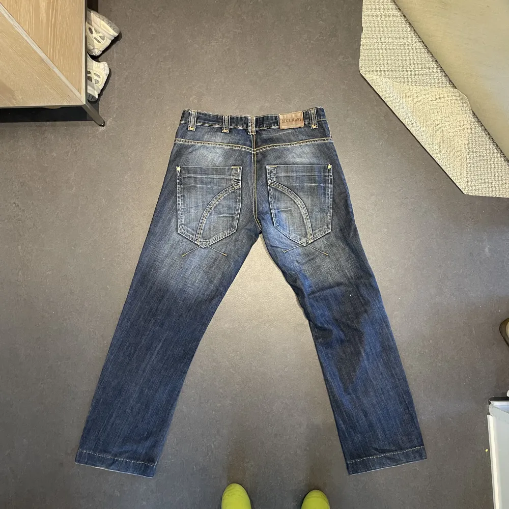 Köpte dessa par snygga jeans för några år sedan i en vintage butik. Sitter mycket snyggt.  Byxorna sitter straight med lite mer baggy nertill. Waist: 32, Lenght: 30  Om ni har fler frågor eller vill ha bilder, tveka inte att skriva. Svarar inom 24h :) . Jeans & Byxor.
