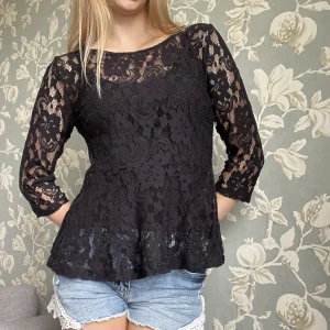 Blus - En super cool blus från Vila i fint skick. Blusen är i storlek M/L fast lutar sig mer mot M hållet. Finns i Täby för upphämtning men tar även frakt.