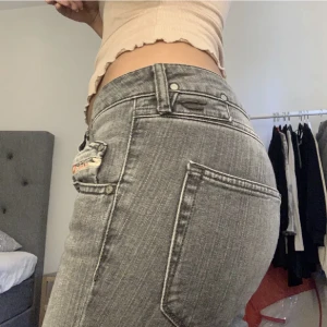 Lågmidjade dieseljeans - Säljer dessa superfina gråa jeans ifrån märket diesel pga för små för mig. Köpta här på plick och i väldigt bra skick. Innerbenslängden är ca 82!!💓💓🪩🪩😚 (första bilderna är lånade) Pris kan diskuteras vid snabb affär