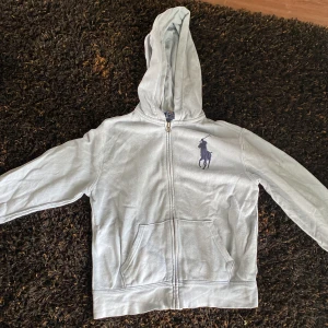 Ralph Lauren Hoodie med dragkedja - Storlek 152, 10-12 år. Bra kvalité och inte använd mycket alls. 