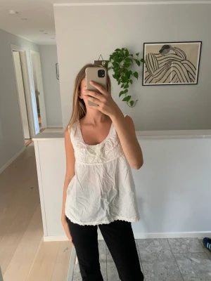 Sommartopp  - Fin vit sommartopp från indiska. Använd fåtal gånger.