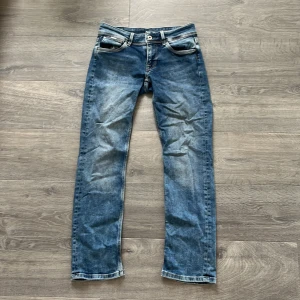 Pepe jeans - Säljer dessa knappt använda jeans då de inte kommer till använding. 
